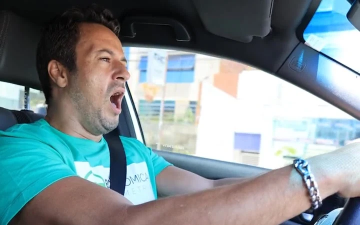 Motorista bocejando ao volante — cena real do vídeo do sistema de fadiga